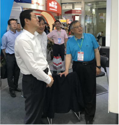 省委常委、西寧市委書記王曉蒞臨第十九屆青洽會青海物產(chǎn)展位參觀